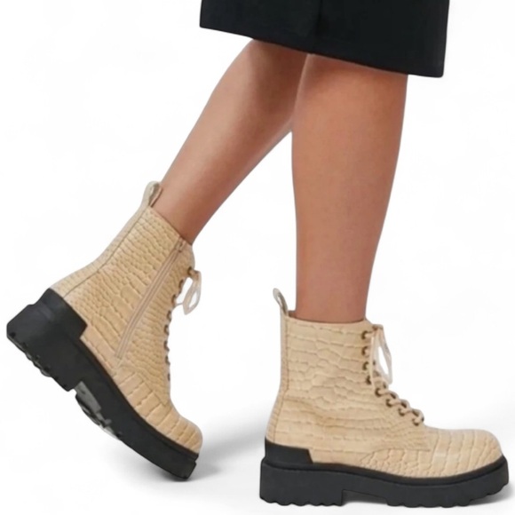 Urban Outfitters Chelsea Boot Grunge Goth Chunky Croc Platform Combat Ivory Sz 8 - Picture 2 of 15